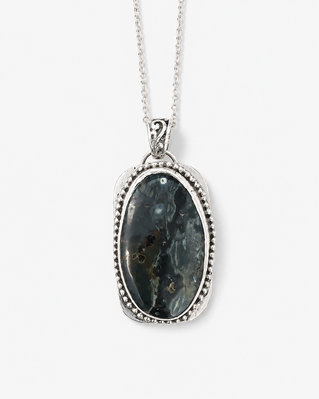 Nokomis - collar con dije rectangular de ocean jasper oscuro y engaste de bolitas en plata oxidada, vista frontal