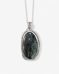 Nokomis - collar con dije rectangular de ocean jasper oscuro y engaste de bolitas en plata oxidada, vista frontal