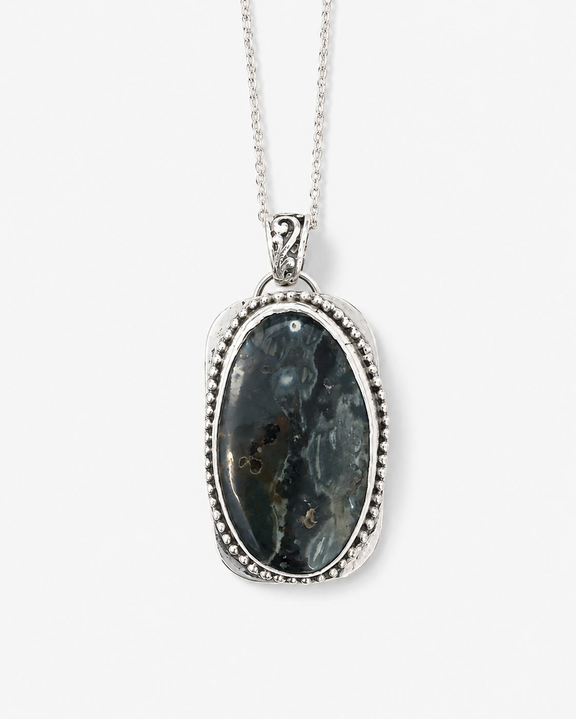Nokomis - collar con dije rectangular de ocean jasper oscuro y engaste de bolitas en plata oxidada, vista frontal