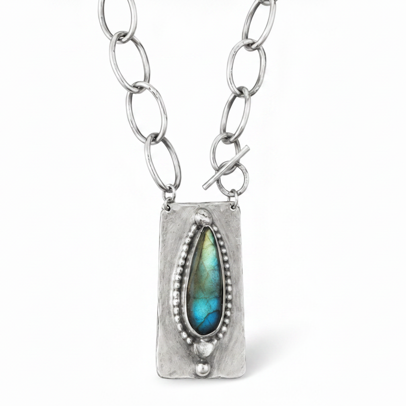 Collar de cadena de eslabones en plata 925 con dije rectangular y labradorita engastada